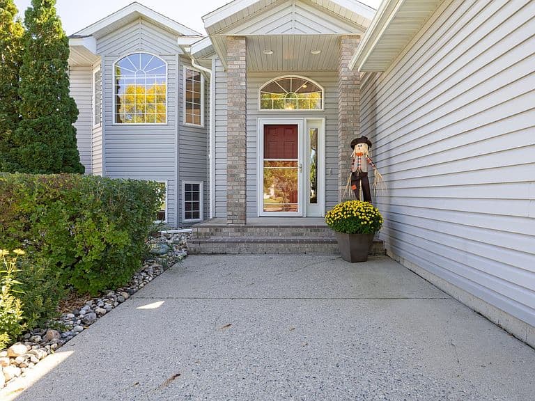 630 Wyndemere Dr photo 3