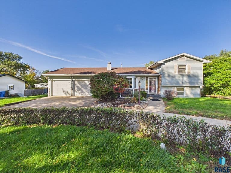25761 Lindbergh Ave photo 3