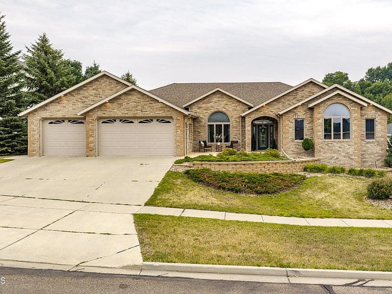 1901 Valley Dr photo 1