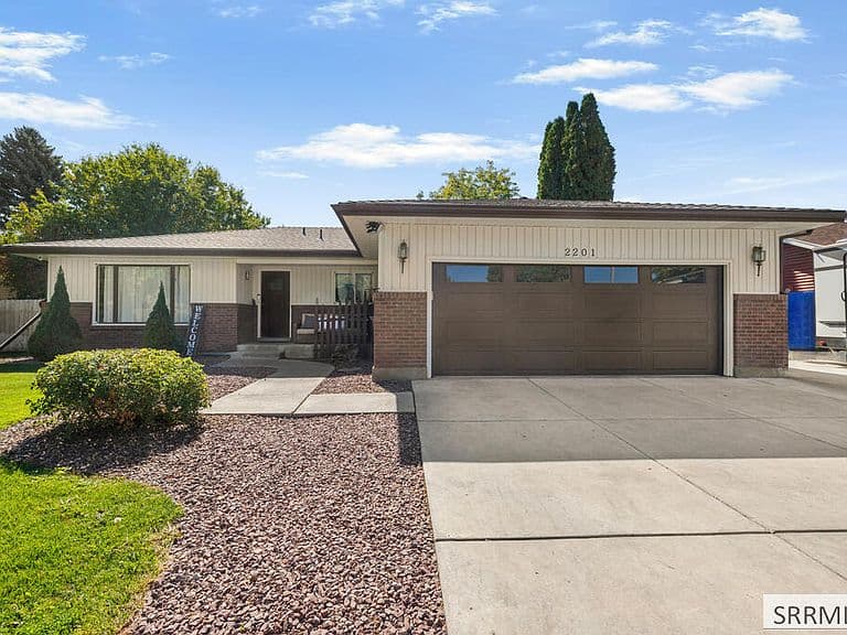 2201 Brandon Dr photo 2