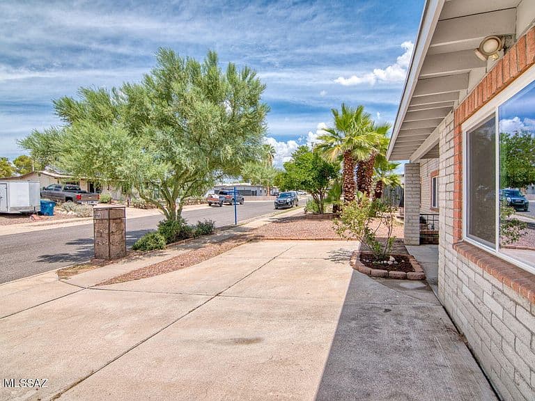 2757 W Calle Del Huerto photo 1