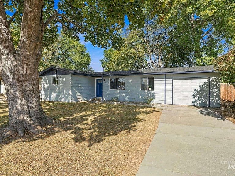 5916 W Clinton St photo 1