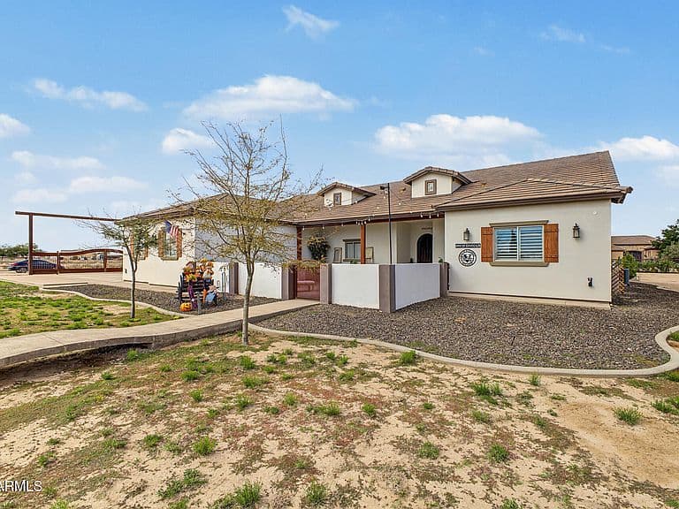 880 W David Lane photo 4