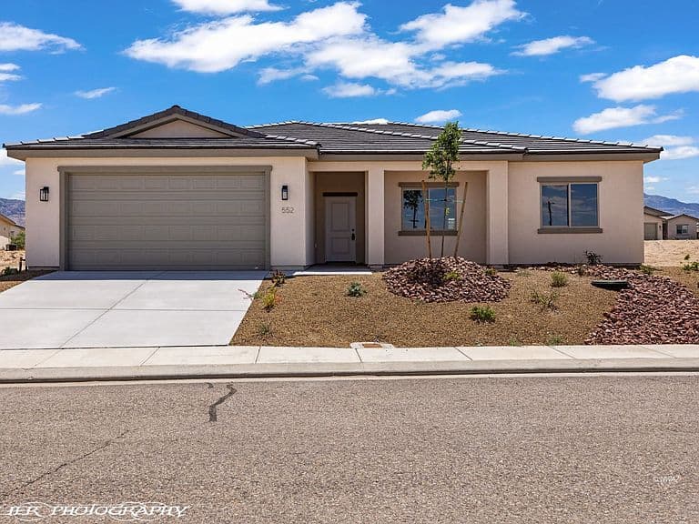 552 E Handcart Dr photo 1