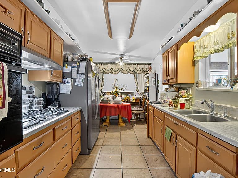 10548 W CARON Drive photo 4