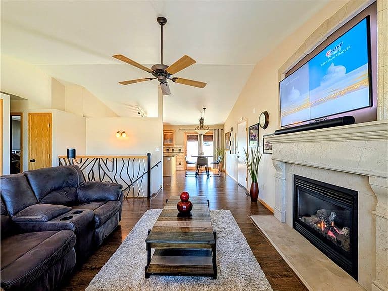 366 Waterton Way photo 3