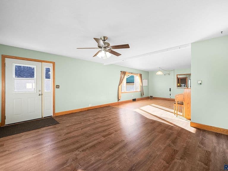 307 W Cedar St photo 3