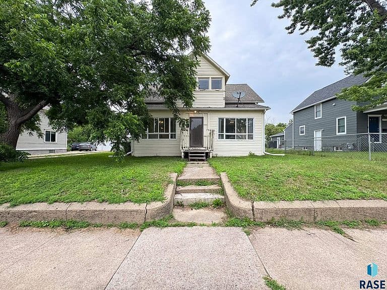1324 E 6th St photo 1