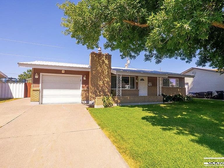 825 Sykes Dr photo 4