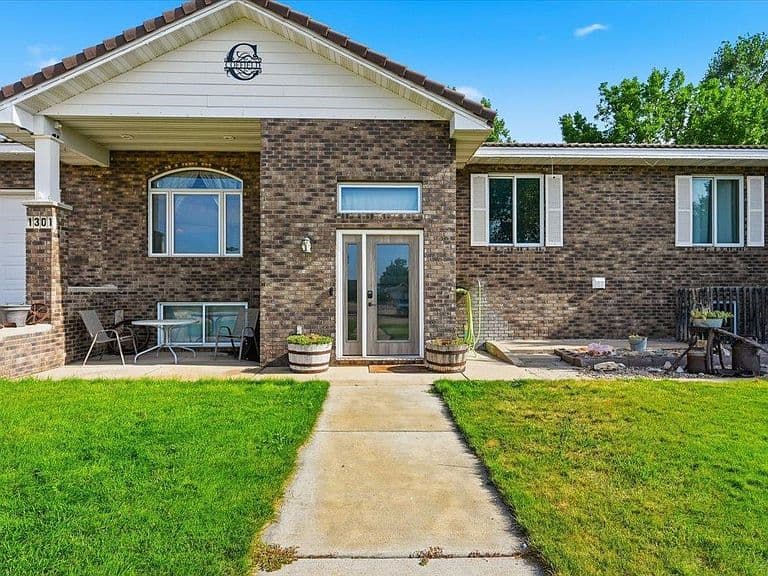 1301 Hilltop Cir photo 2