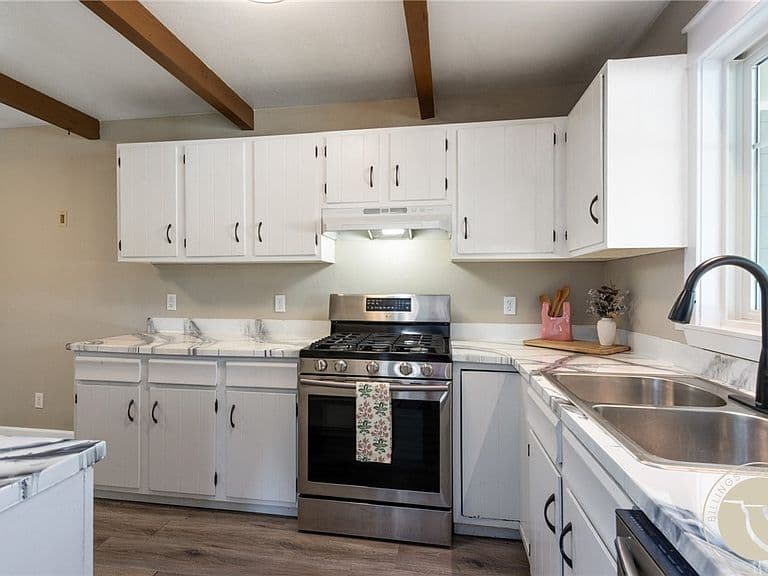 2104 Rosewyn Ln photo 2