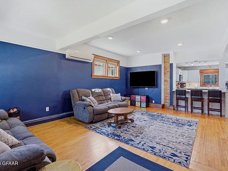 111 Conklin Ave photo 2