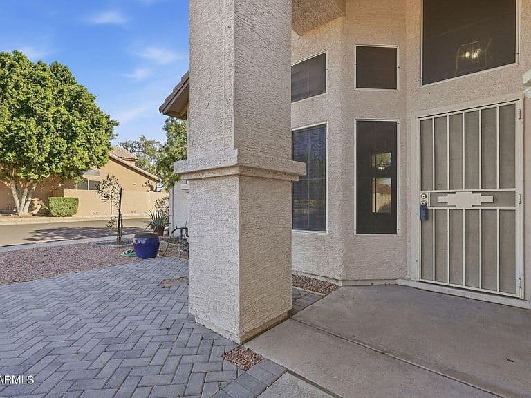 5335 W KERRY Lane photo 4