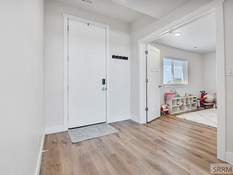 1385 Stone Dr photo 3