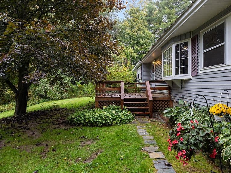 9042 Williston Road photo 1