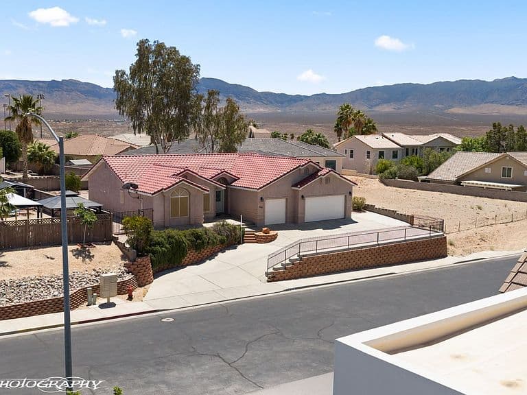 648 Valley View Dr photo 3