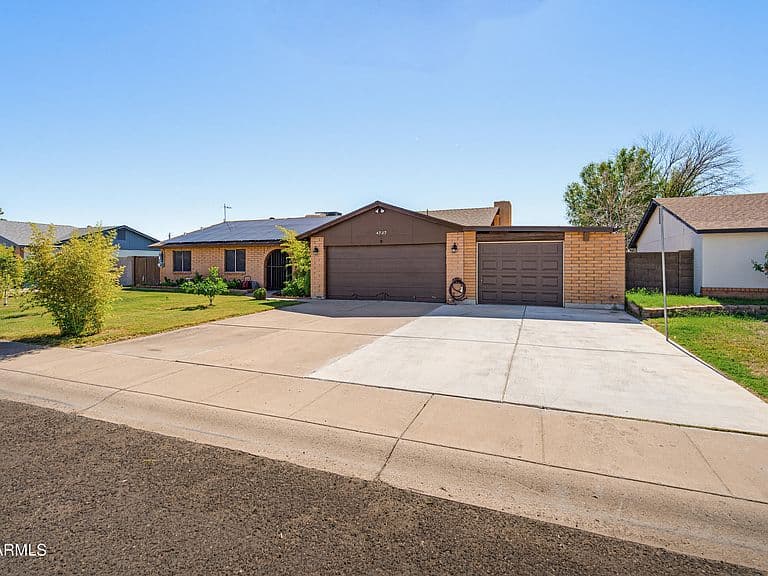 4727 W ROSEWOOD Drive photo 1
