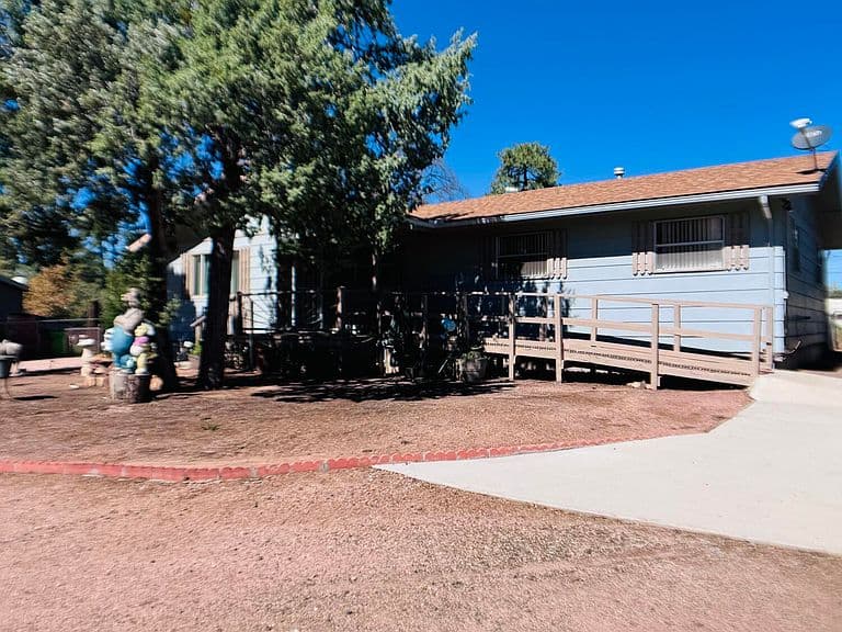 308 E JUNIPER Street photo 4