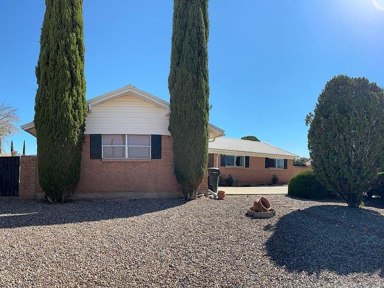 4564 Queens Way photo 1
