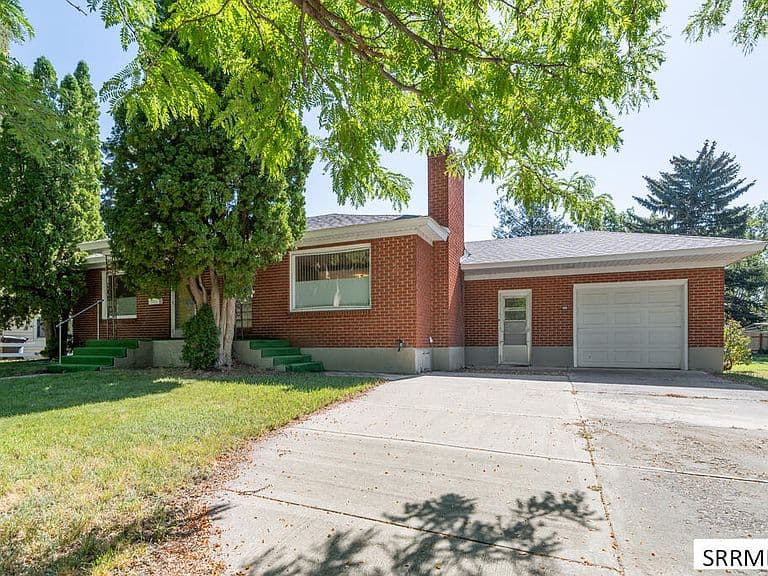 2011 Bremer Dr photo 2