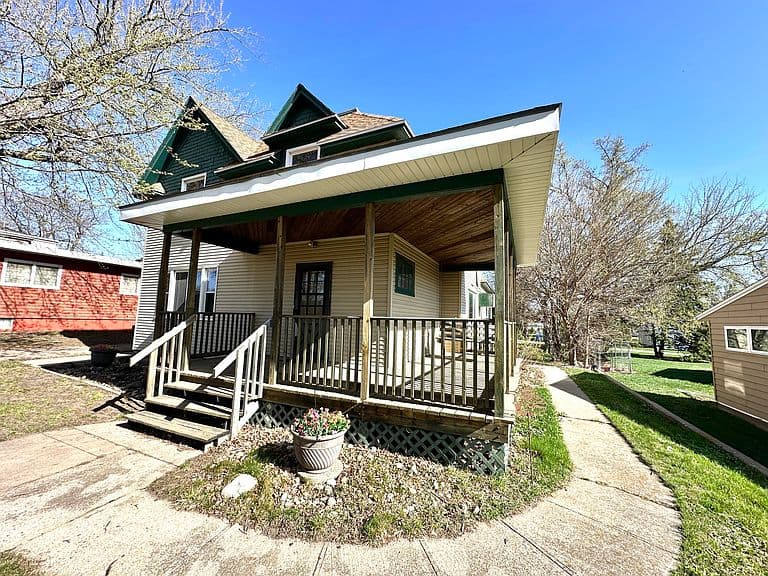 406 3rd St SW photo 2