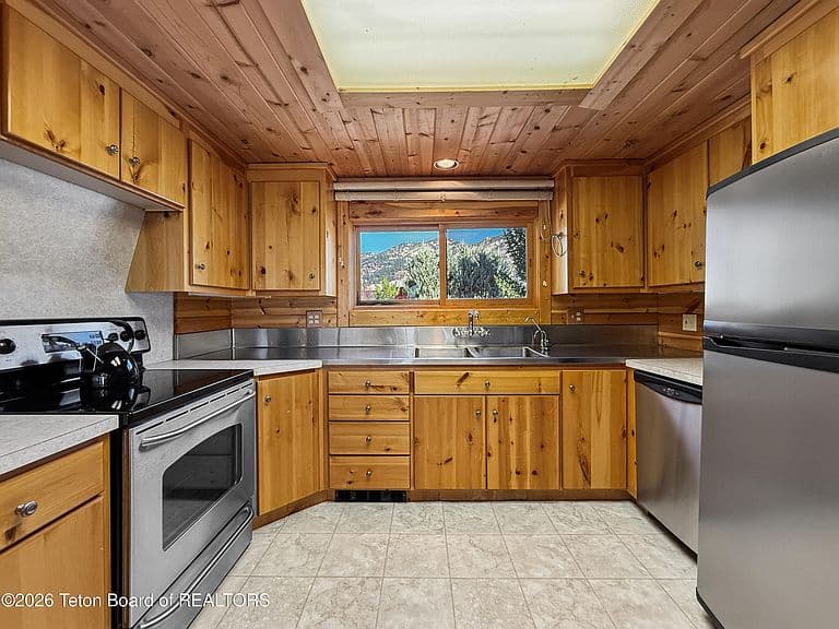 586 Cedar Creek Dr photo 5