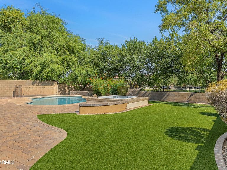 1226 E GWEN Street photo 1