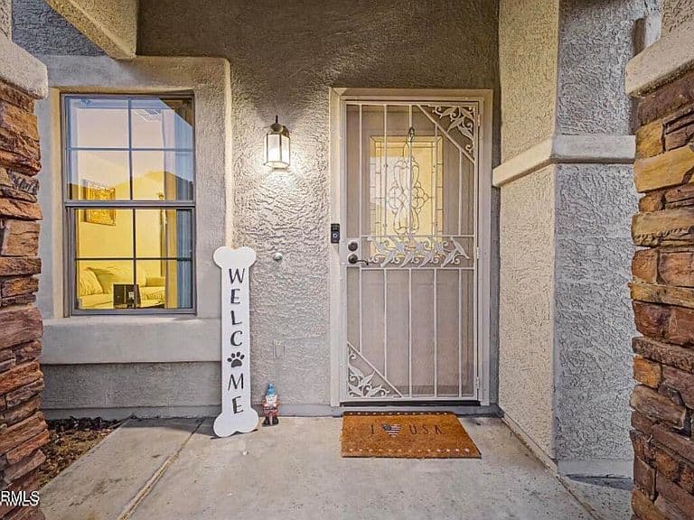 1821 E PATRICK Lane photo 3
