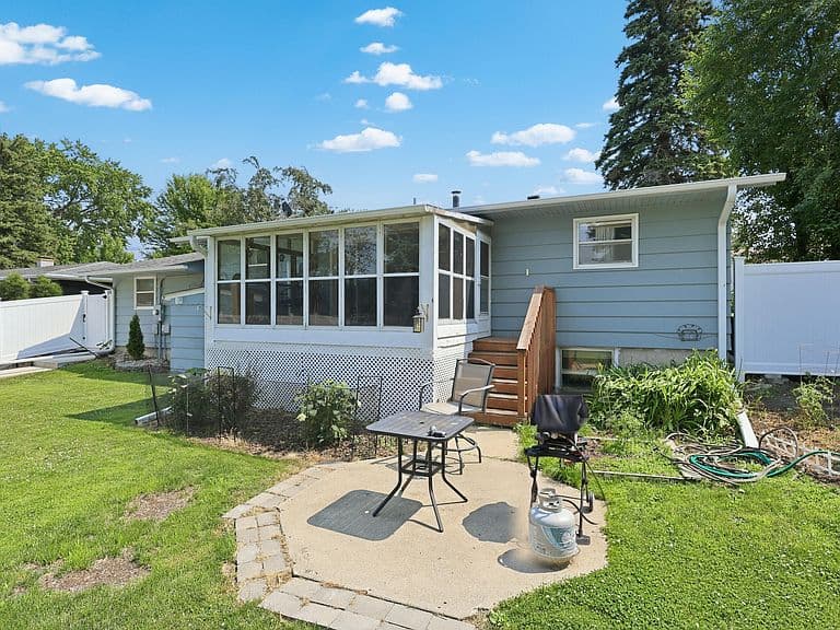 1719 Olwien St photo 2