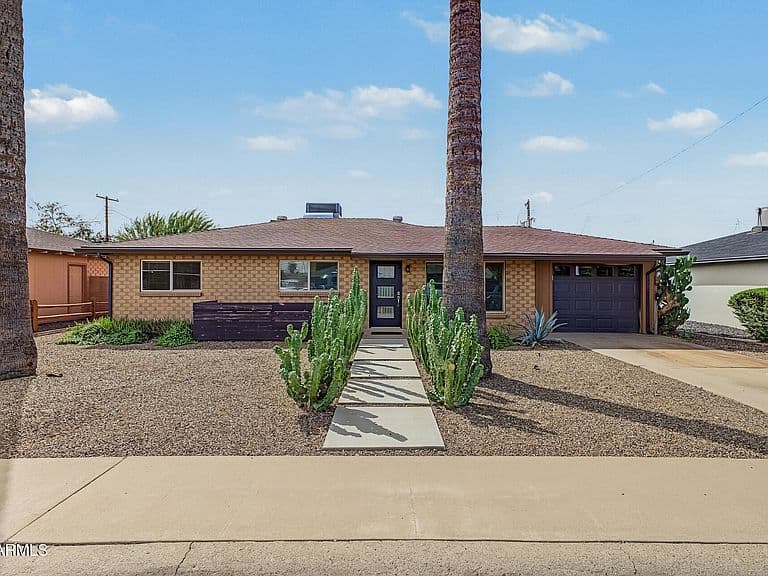 8119 E MITCHELL Drive photo 2