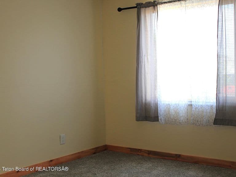 15 Taylor Ave photo 2