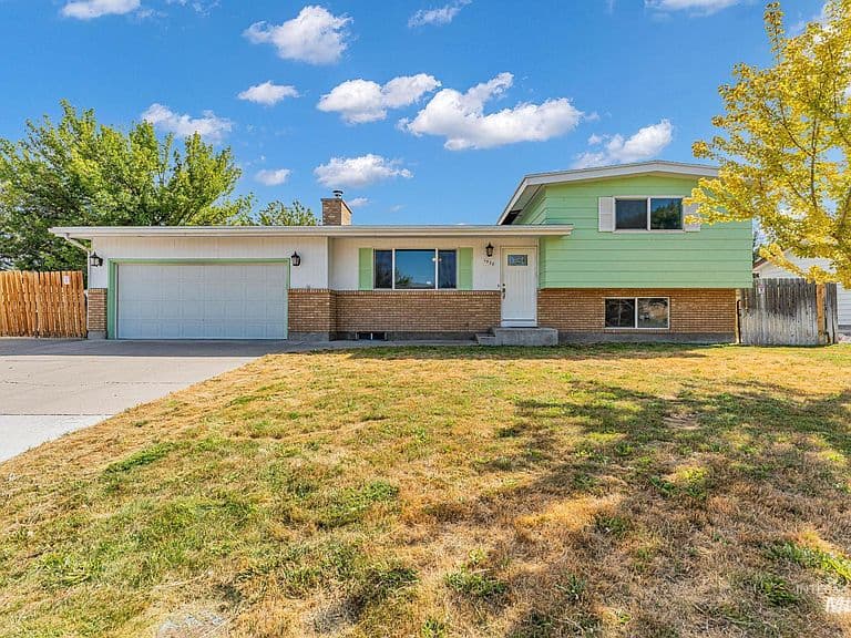 1520 Princeton Dr photo 1