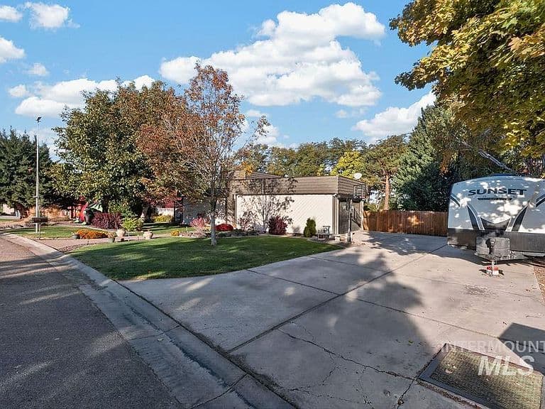 1810 Primrose Dr photo 5