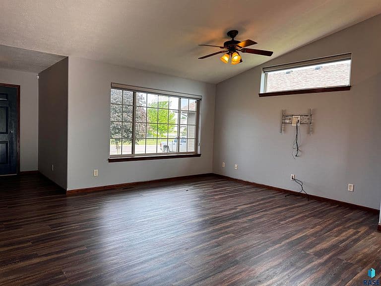 611 United Ave photo 4