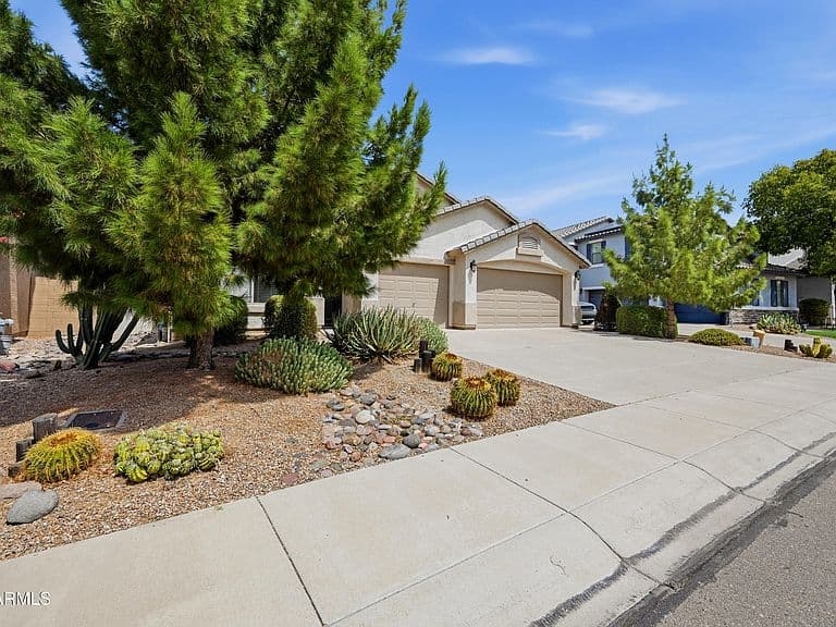 912 E JULIE Avenue photo 3