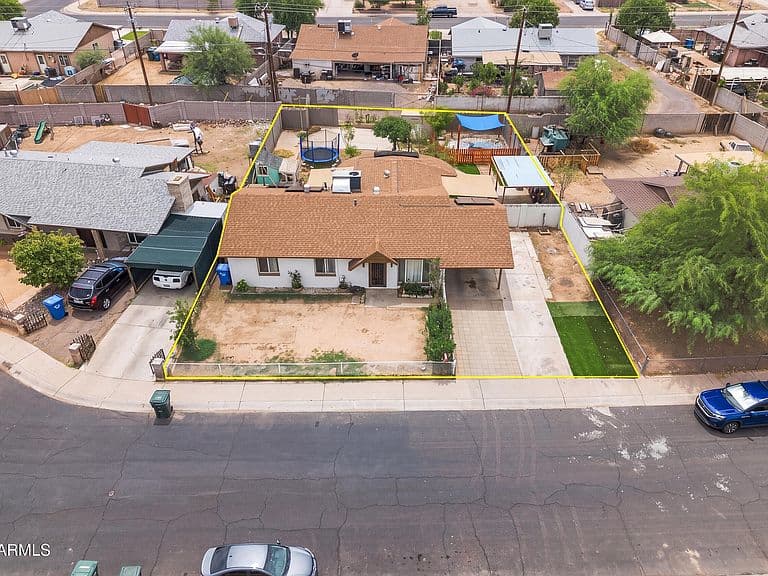 1749 W Grove Street photo 2