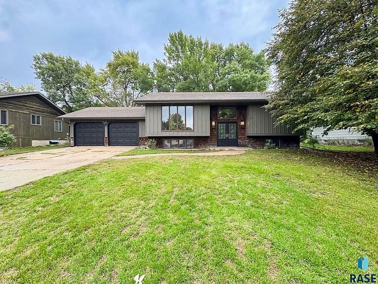 555 Danon Dr photo 2
