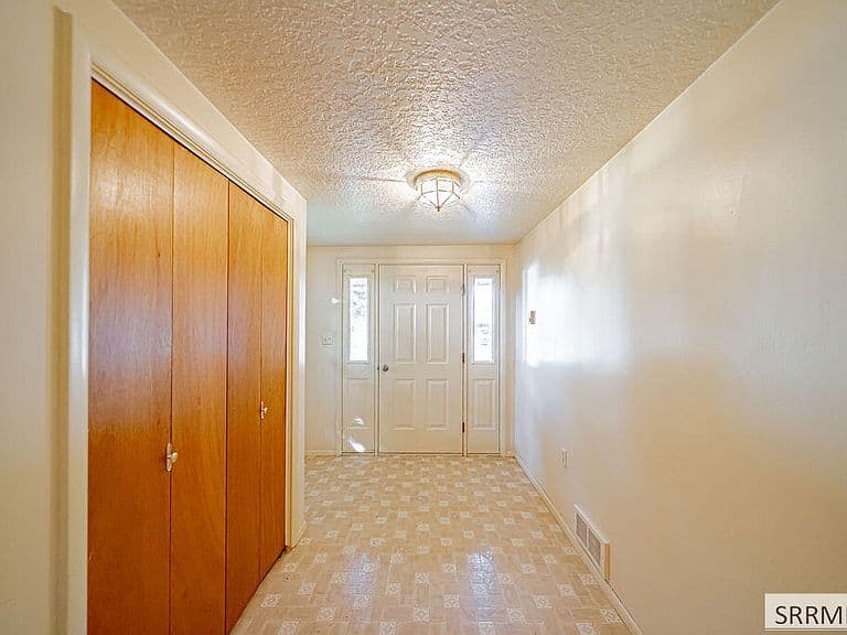 1711 Whitney St photo 4