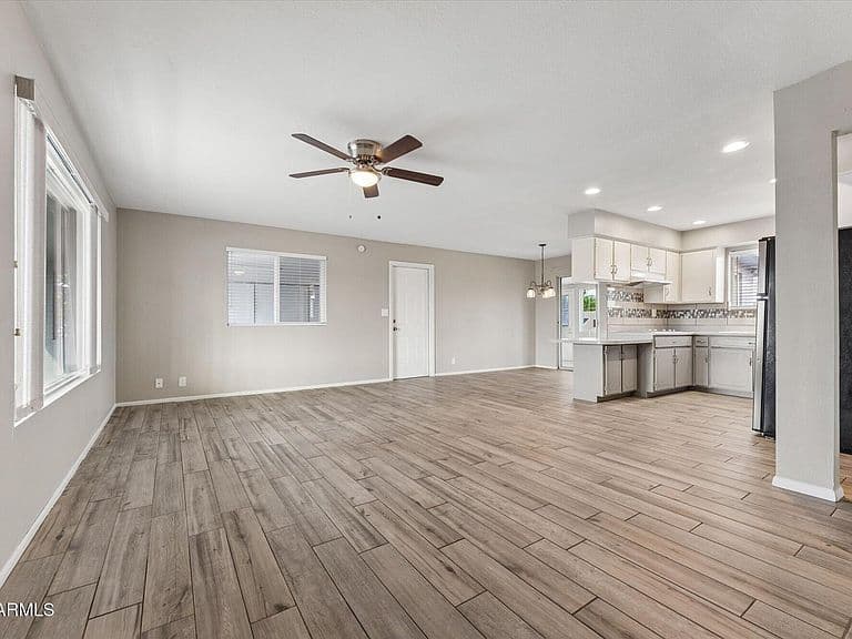 5422 E UNIVERSITY Drive photo 3