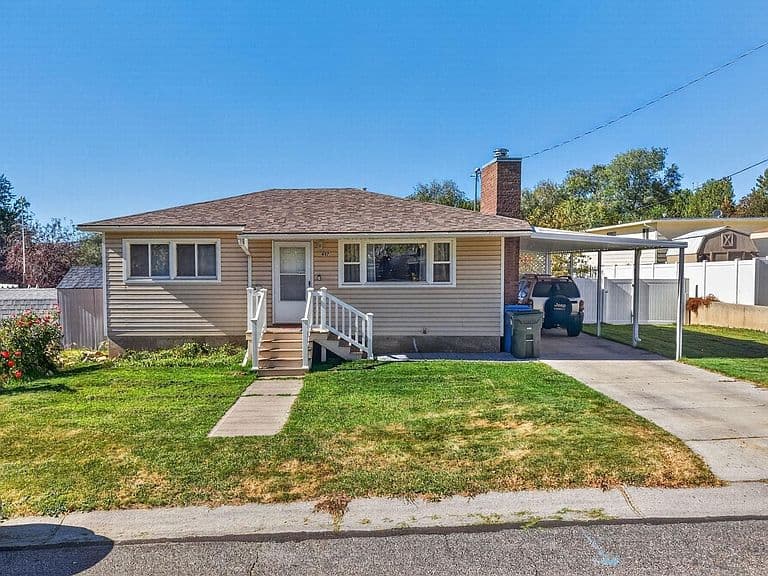637 Franklin Ave photo 1