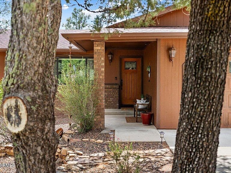2011 W CLEAR VIEW Lane photo 3
