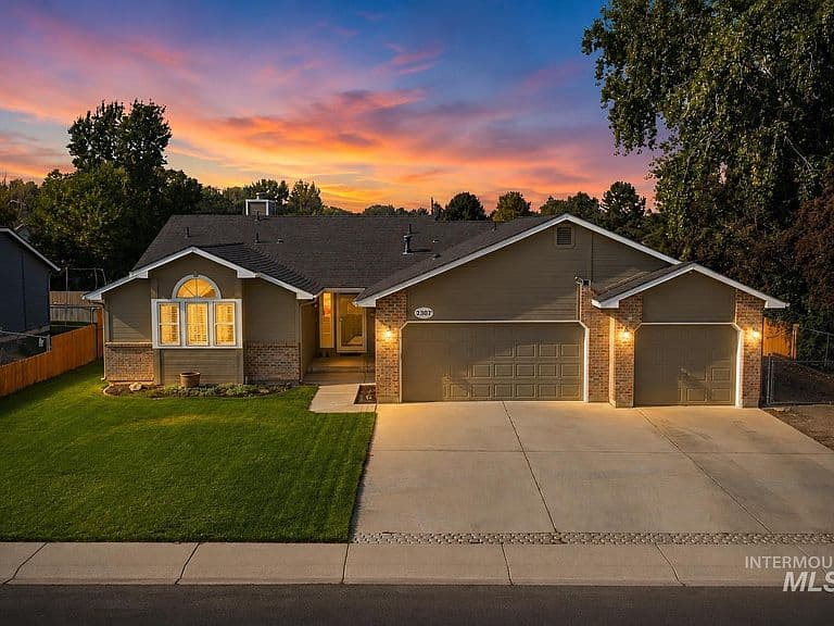 2307 Pisces Dr photo 1