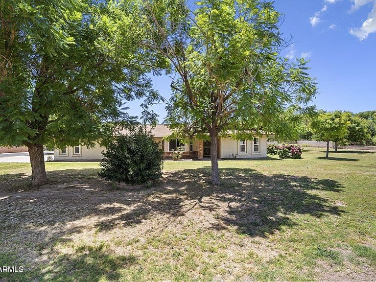 16501 W MAGNOLIA Street photo 2