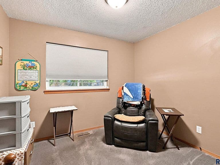 345 E Kevin Dr photo 2