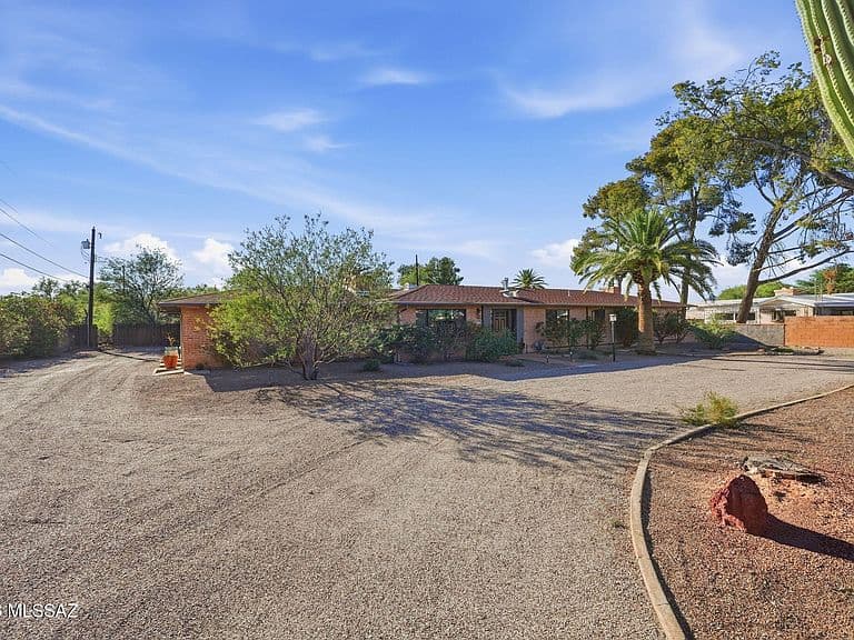 2621 N Swan Rd photo 3