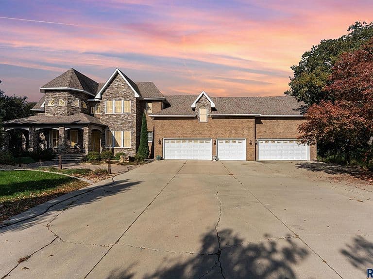 300 Fairway Cir photo 1