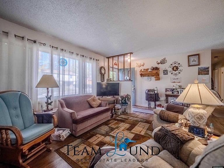 3021 Ridgecrest Dr photo 2