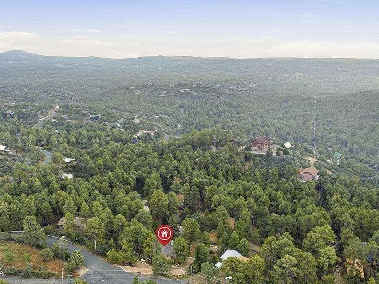 1067 N Skyline Dr photo 2