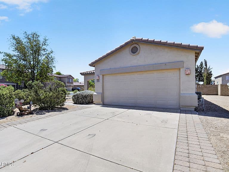 566 E RENEGADE Place photo 2