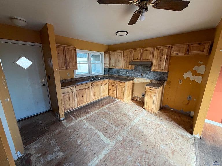 136 E Nowlin St photo 2